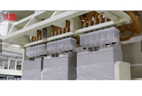 奧特蓄電池,工廠實(shí)景照片自動(dòng)加酸設(shè)備